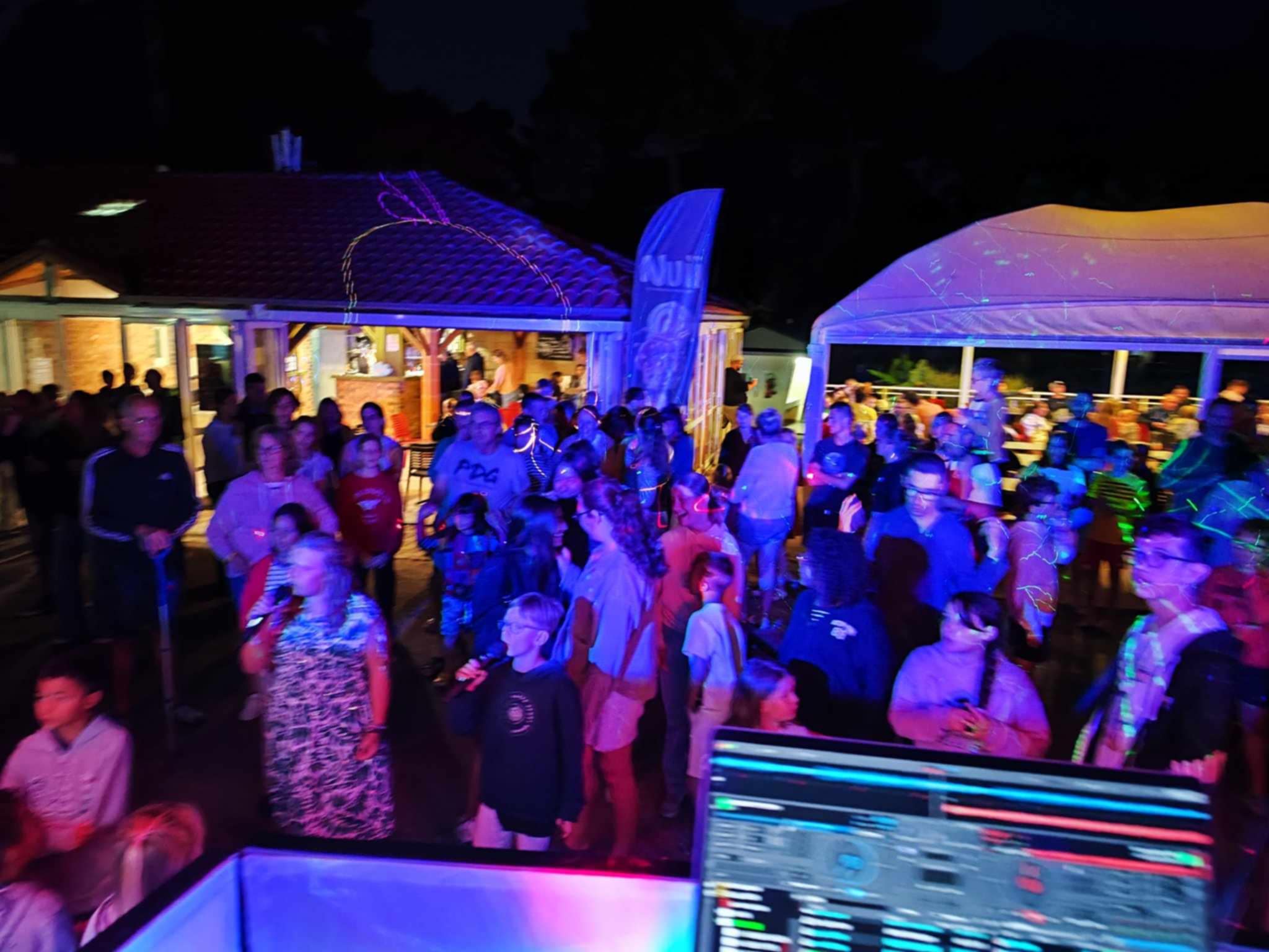 Dancefloor plein lors d'une soirée animée par DJ Magic OZ en Charente-Maritime – ambiance lasers et lumières dynamiques